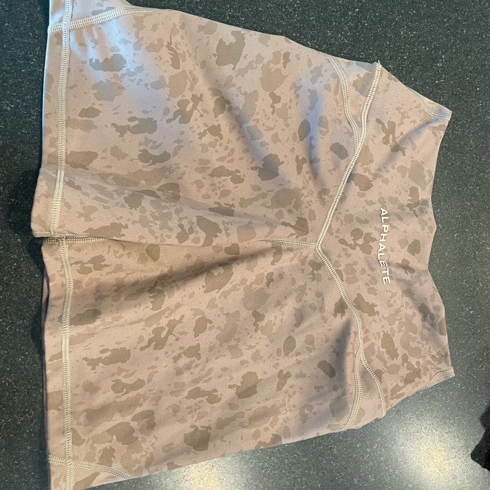 Alphalete surface power short 5” in pebble print mocha